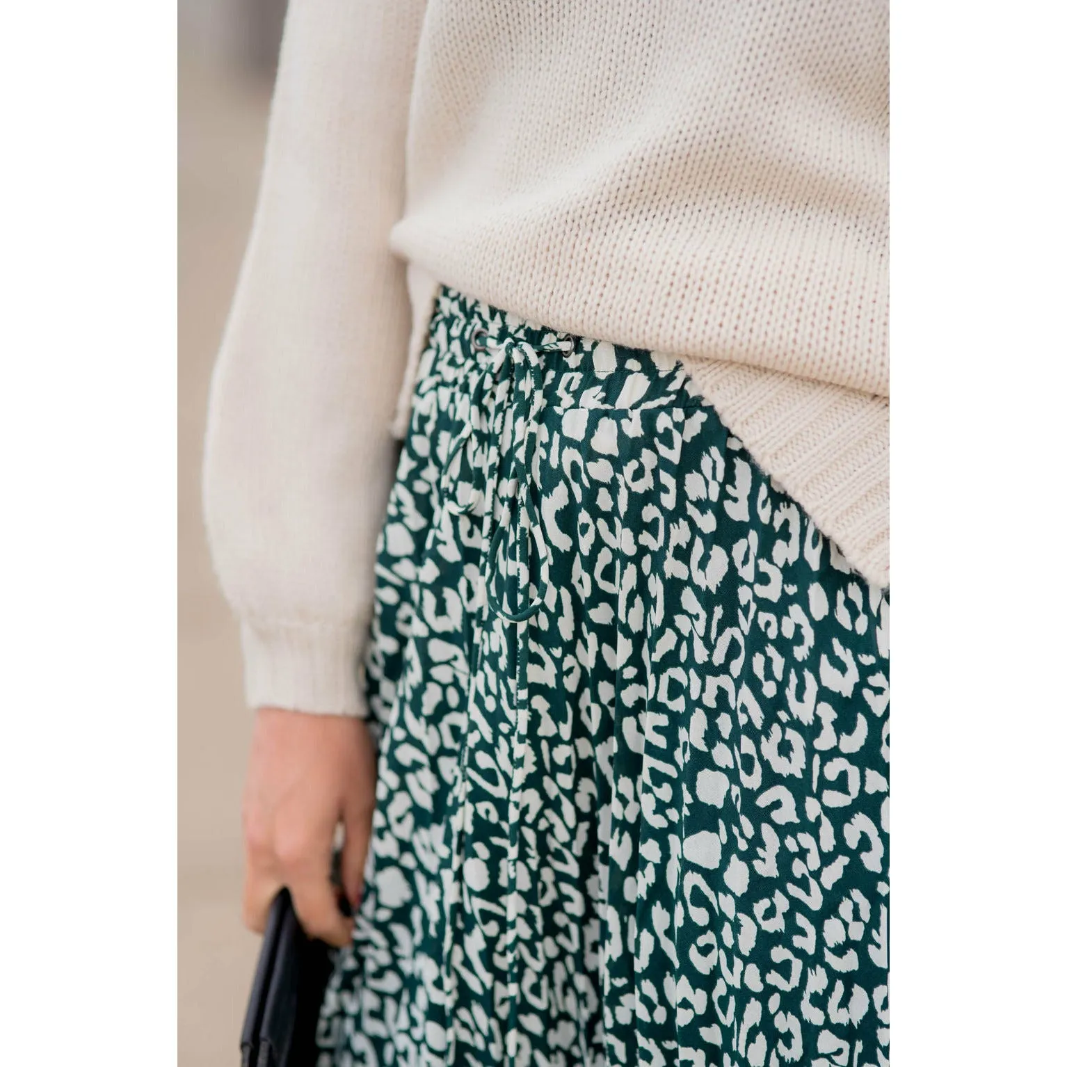 Sleek and Chic Leopard Skirt